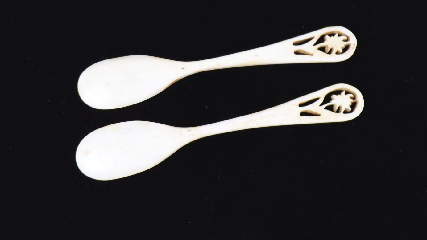 Alte Eierbecher Porzellan Enzian mit 2 geschnitzten Löffel aus Horn oder Bein 