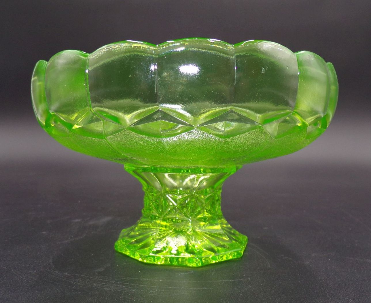 Alter Schale Uranglas Grün Pressglas Fluoreszierend Konfektschale Alter Schale Uranglas Grün Pressglas Fluoreszierend Konfektschale