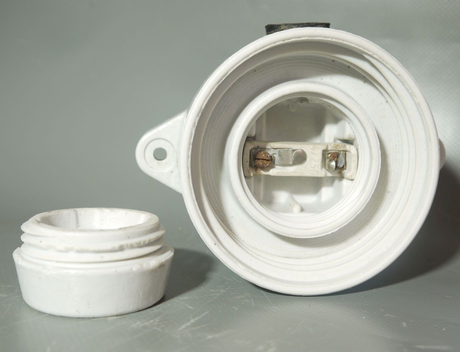 Kellerlampe Porzellan Fassung Lampe Glas weiß klein alte Kugellampe IP41 