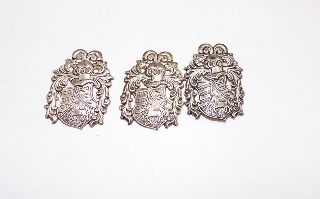 Zierapplikationen Wappen Blech Sattler Schuster 