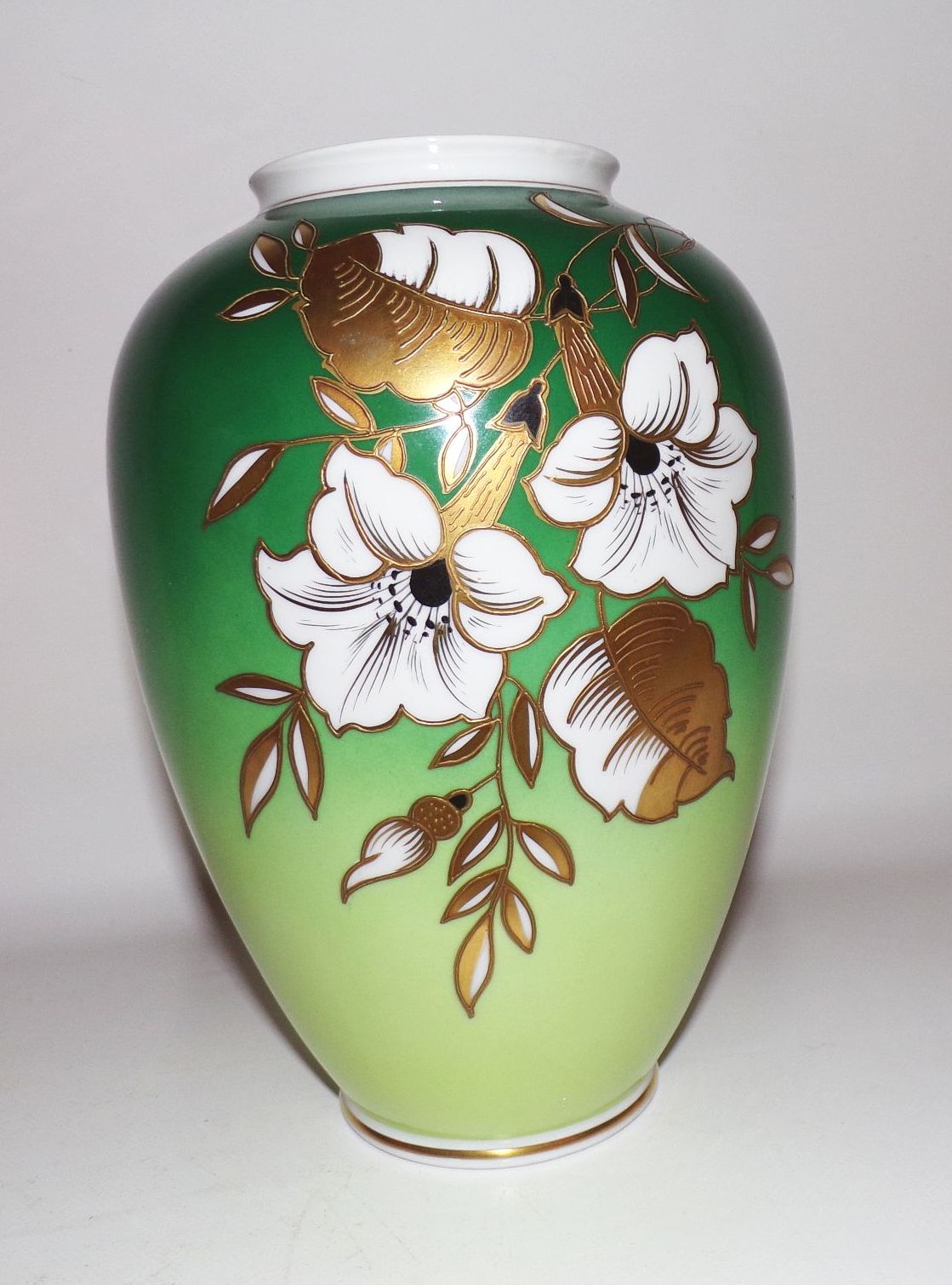 Schaubachkunst Blumenvase Grün Blumen Dekor alte Porzellan Vase