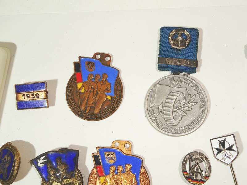 Konvolut DDR Abzeichen Orden 