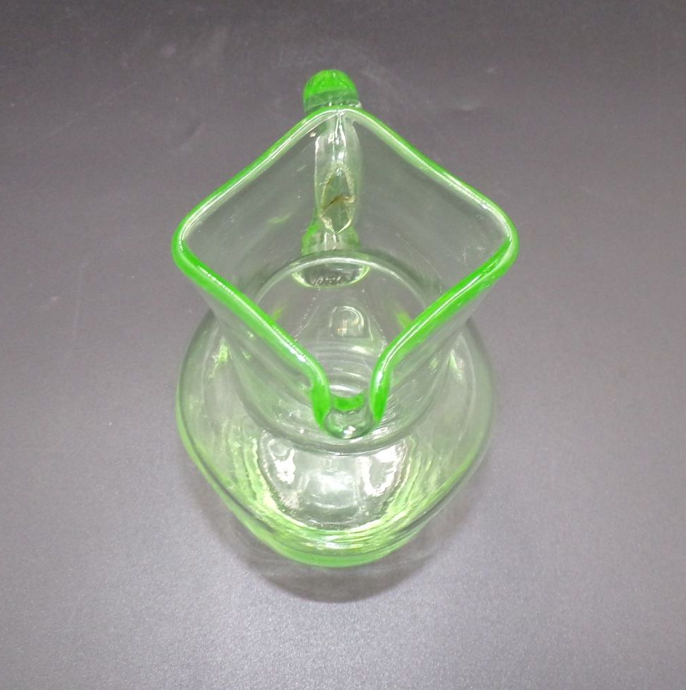 Alter Uranglas Krug grün Antik Glas Alter Uranglas Krug grün Antik Glas