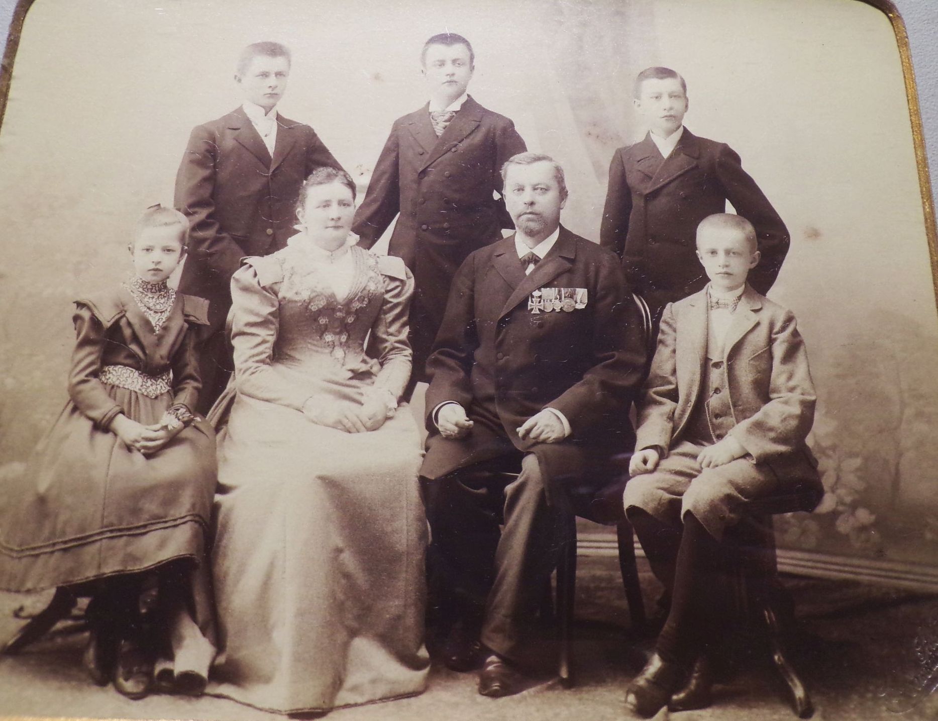 Fotografie Veteran mit großer Ordensspange mit Familie um 1890 Görlitz Bilderrahmen