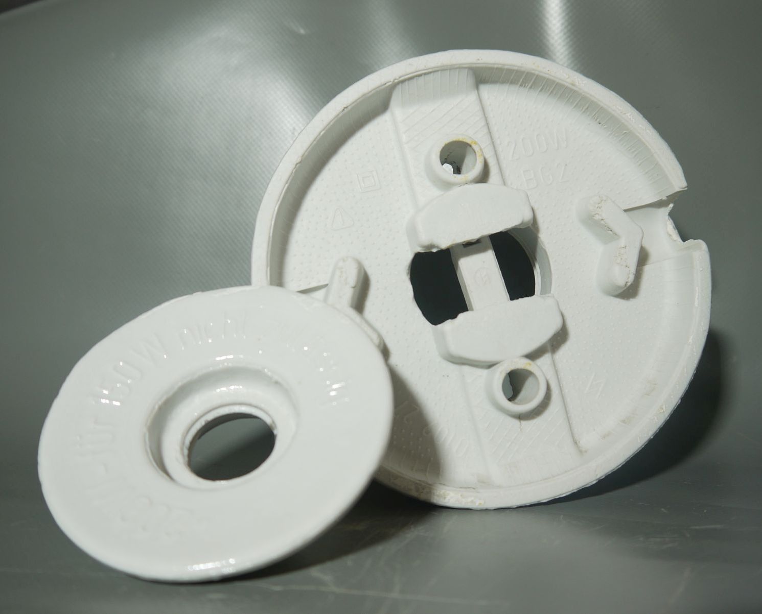 Alte Kugellampe IP41 Lampe Weiß Glas Porzellan Fassung Kellerlampe groß