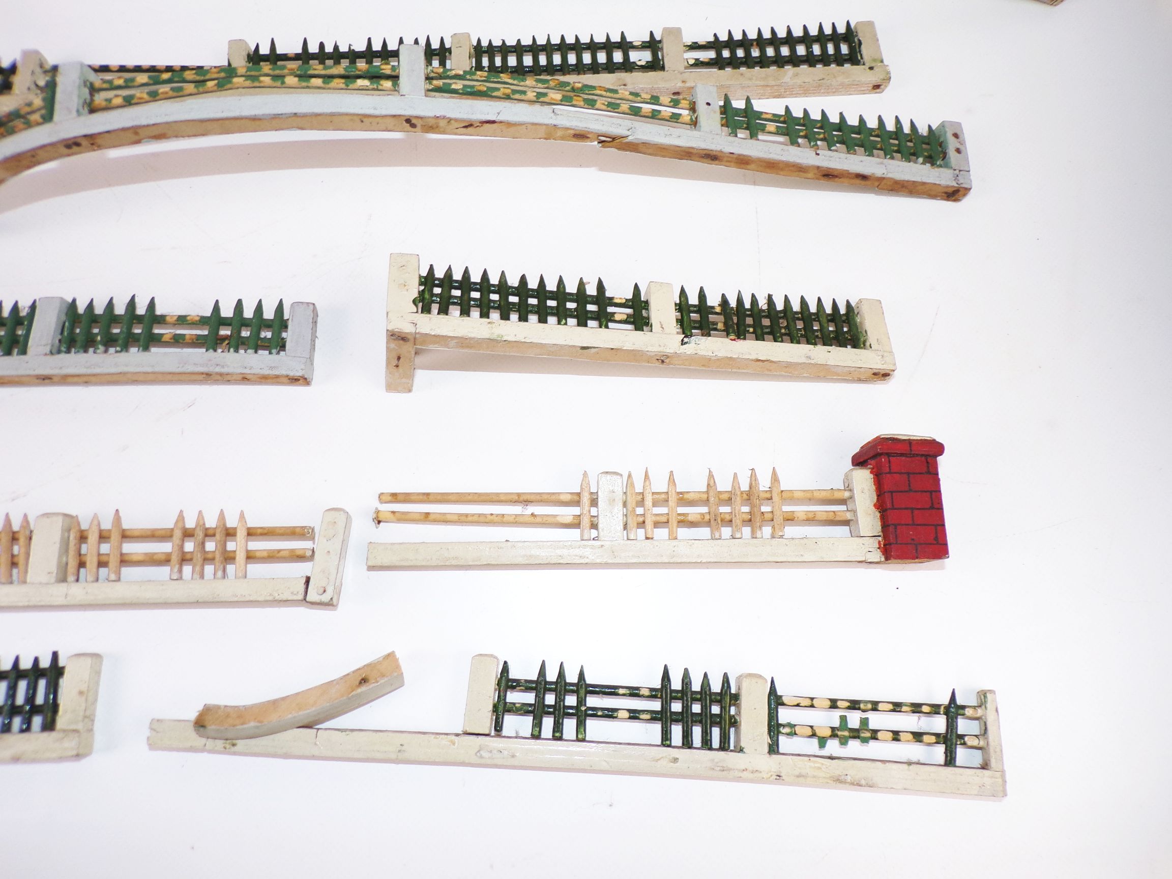 Konvolut alter Zaun Teile für Zoo oder Paradiesgarten Holz um 1900