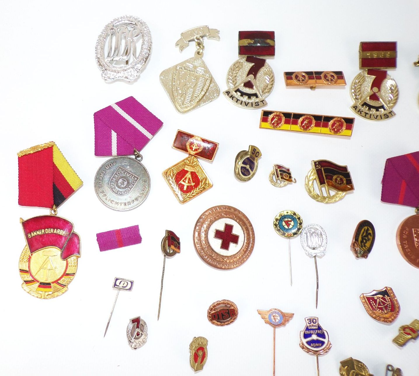 Konvolut DDR Abzeichen Banner der Arbeit Anstecknadeln Pins Konvolut DDR Abzeichen Banner der Arbeit Anstecknadeln Pins