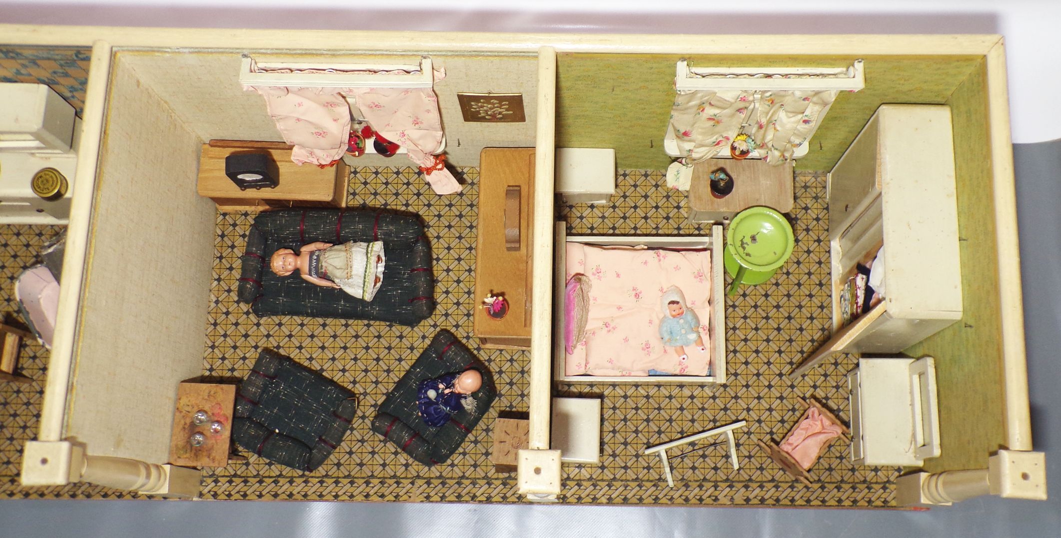 Alte Puppenstube mit viel Zubehör 