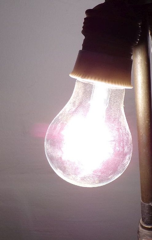 Alte Osram Birne 24 Watt 25 Dekalumpen 150 Volt mit Originalkarton Alte Osram Birne 24 Watt 25 Dekalumpen 150 Volt mit Originalkarton