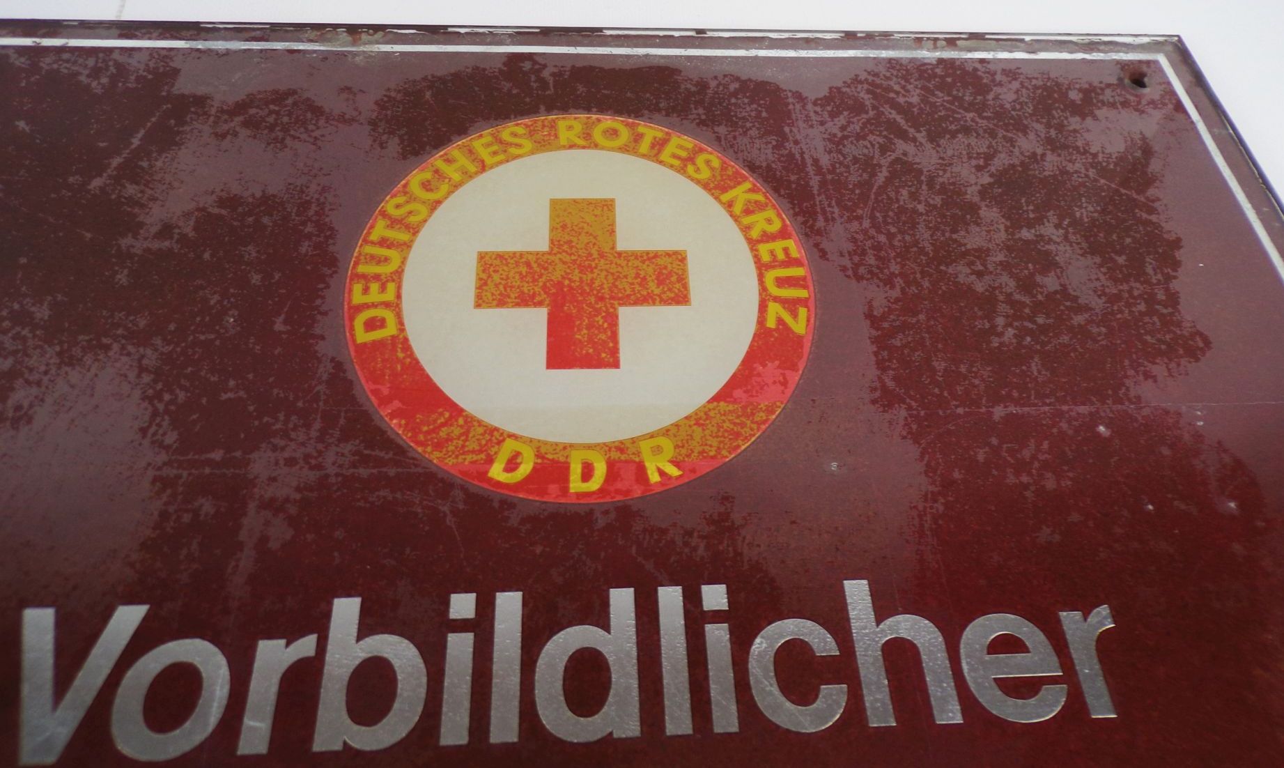 Schild Vorbildlicher Krankentransport des deutsche Roten Kreuzes DDR 1977