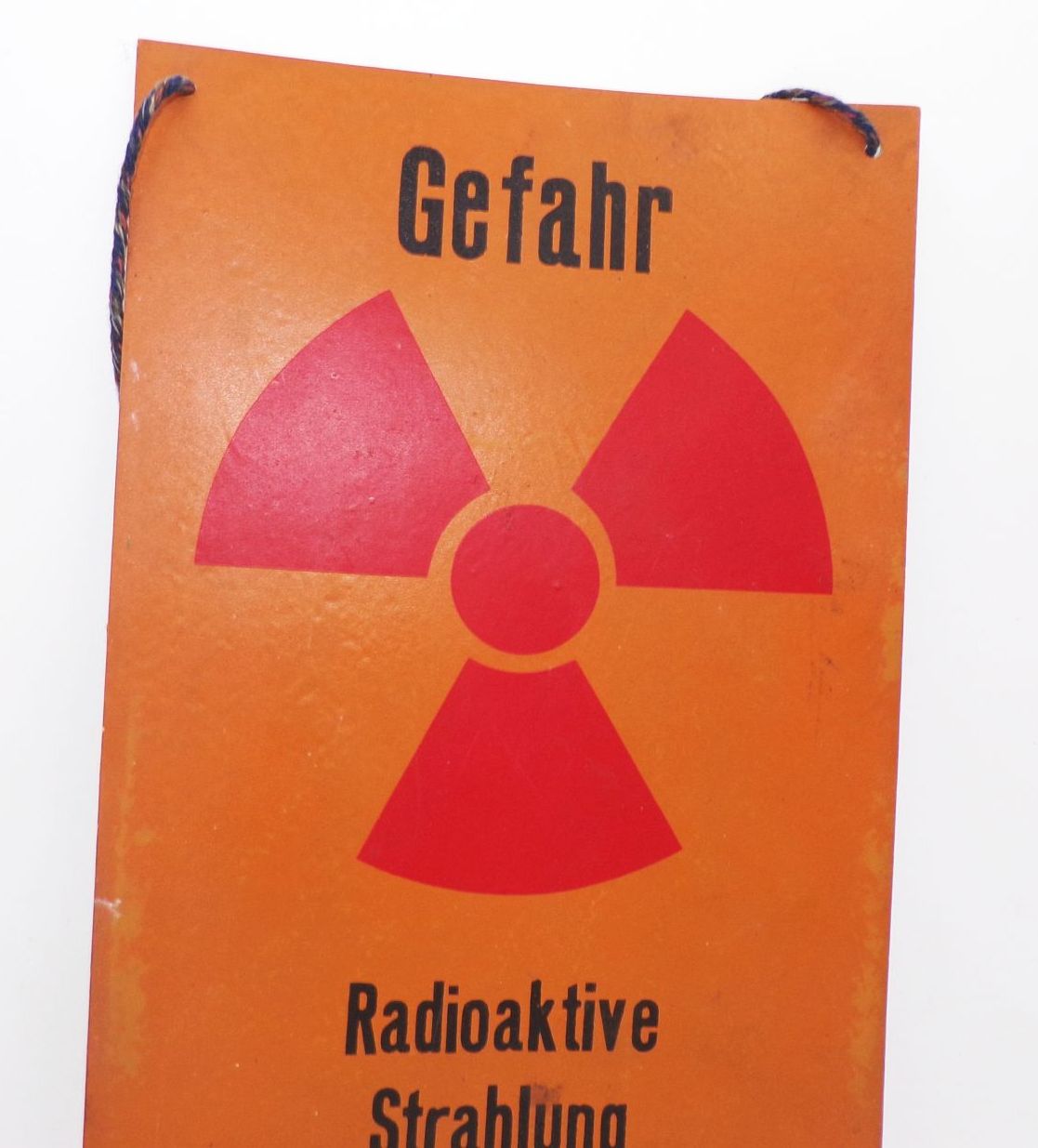Altes Schild Gefahr Radioaktive Strahlung Betreten verboten Warnschild DDR Altes Schild Gefahr Radioaktive Strahlung Betreten verboten Warnschild DDR
