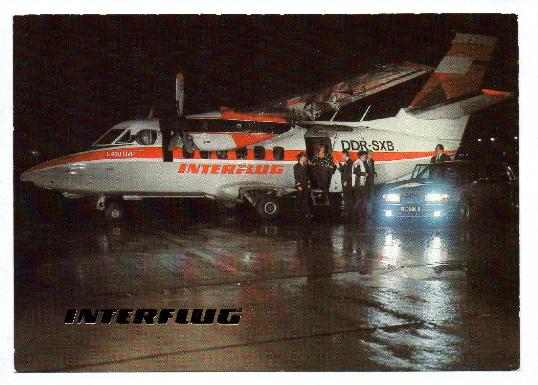 Ak Interflug Flugzeug DDR SXB L410 UVP Pilot Passagiere altes Auto