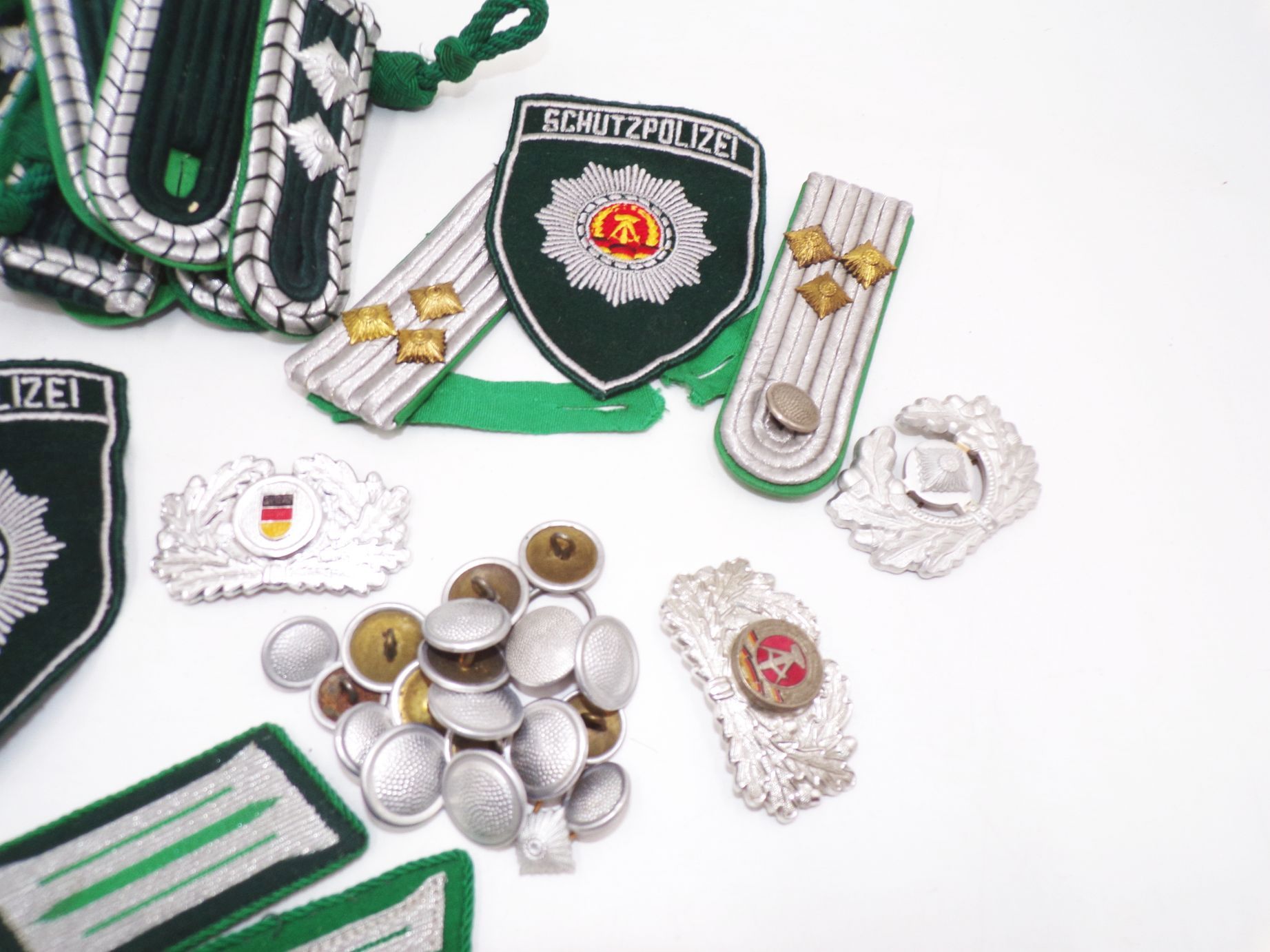 Konvolut Schulterklappen Kragenspiegel DDR Polizei Knöpfe Uniformeffekten Konvolut Schulterklappen Kragenspiegel DDR Polizei Knöpfe Uniformeffekten