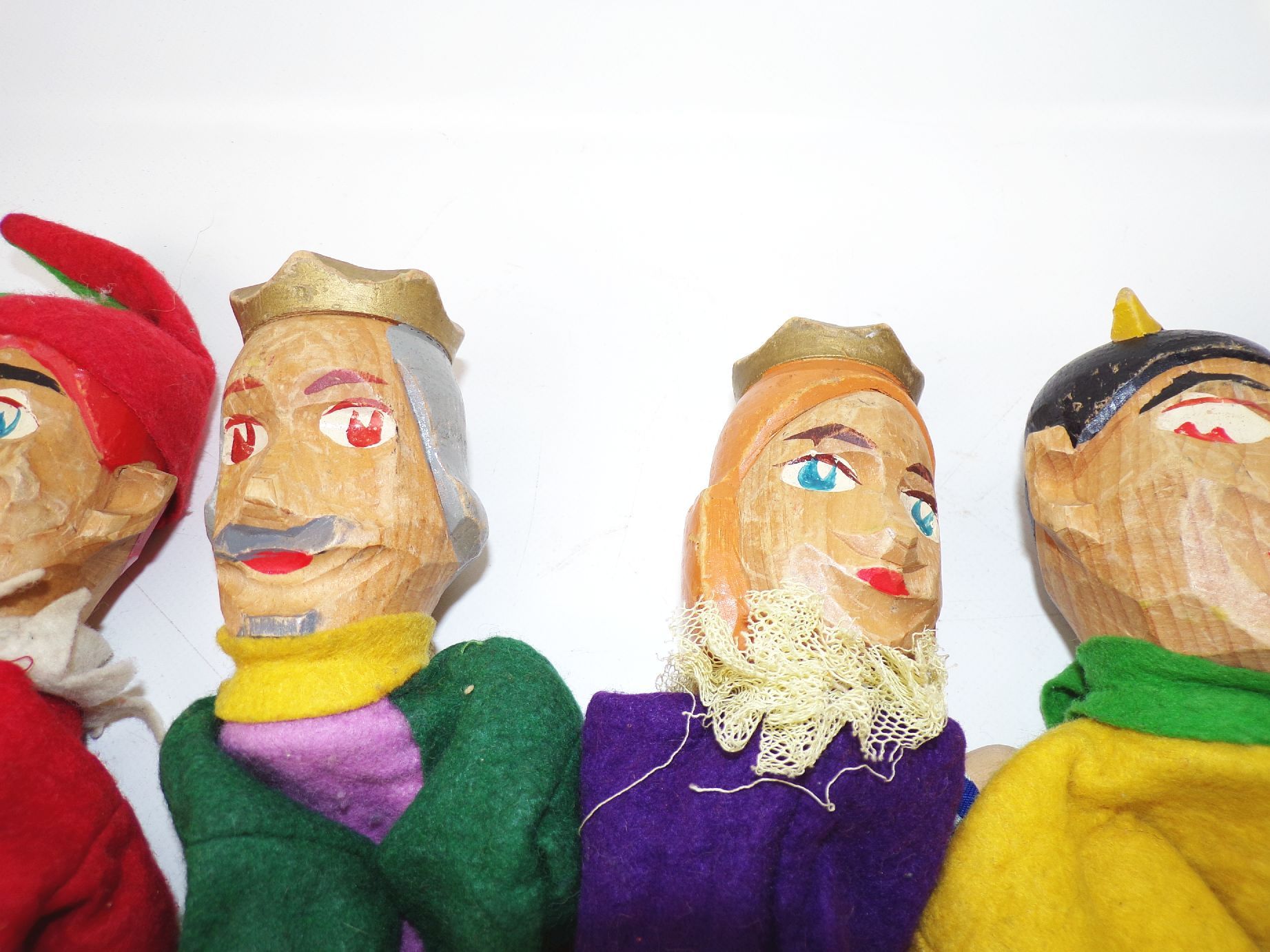 Alte Handpuppen Kasperle Puppen 5 Stück geschnitzte Köpfe 