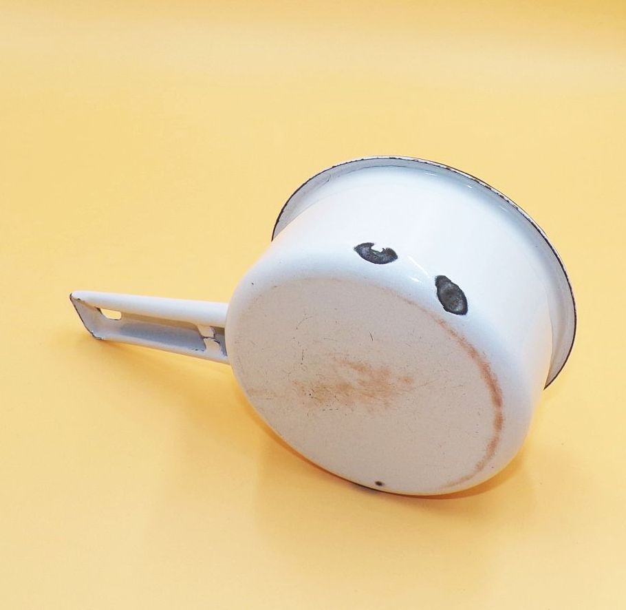 Alter Emaille Stielkasserolle Weiß klein Pflanzgefäß Gartendeko