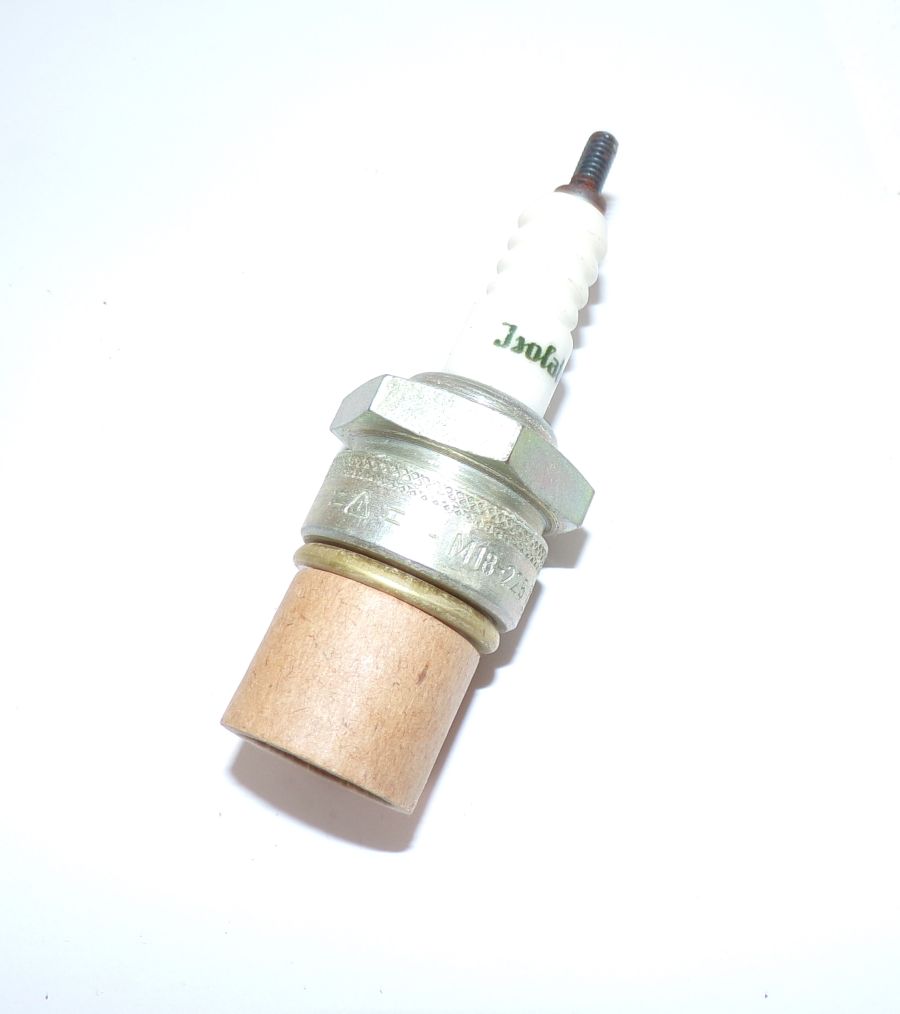 Zündkerze M18 - 225 Isolator DDR Originalkarton