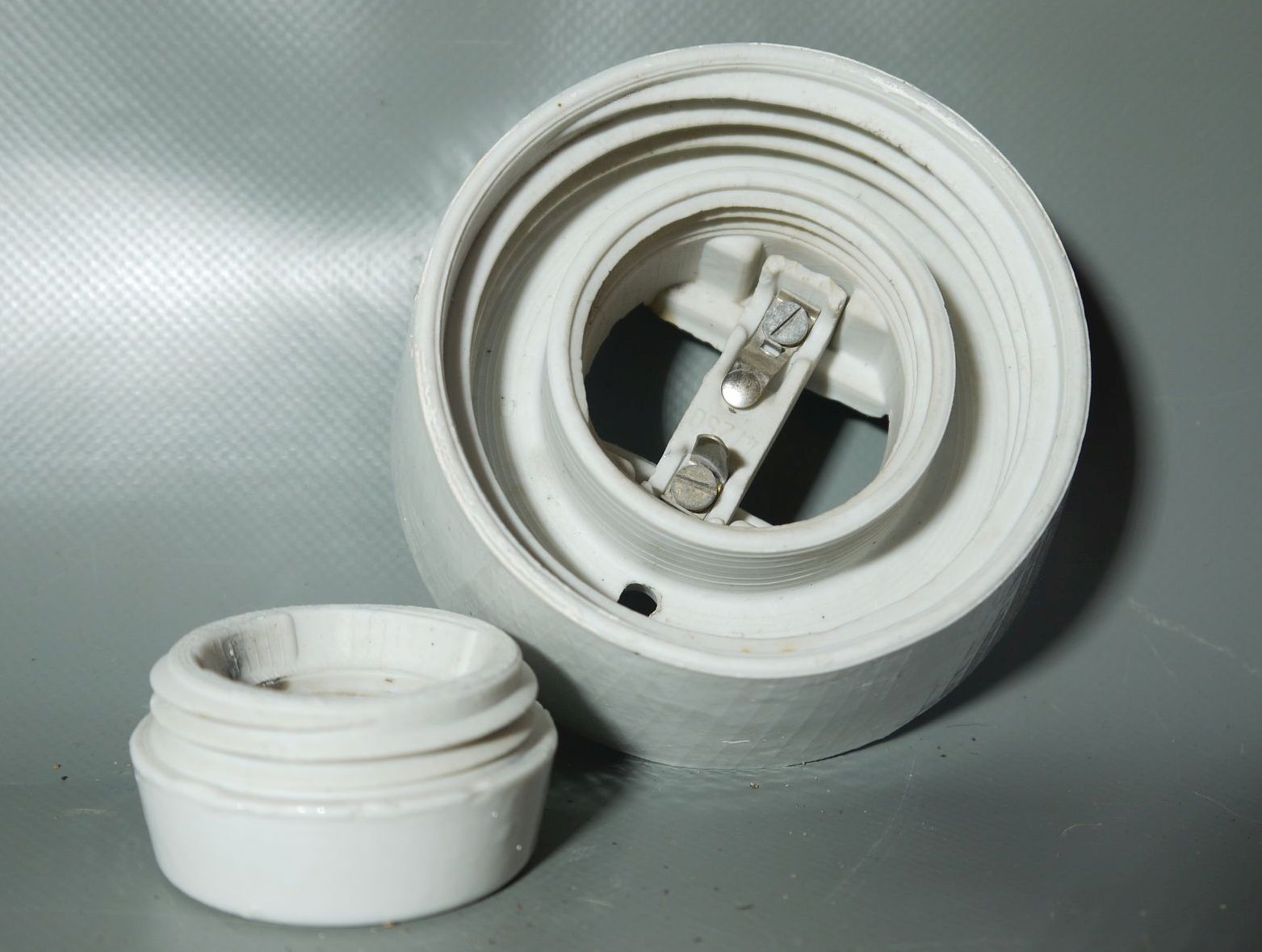 Alte Kugellampe Glas Kellerlampe Weiß Porzellan Fassung Deko Leuchte