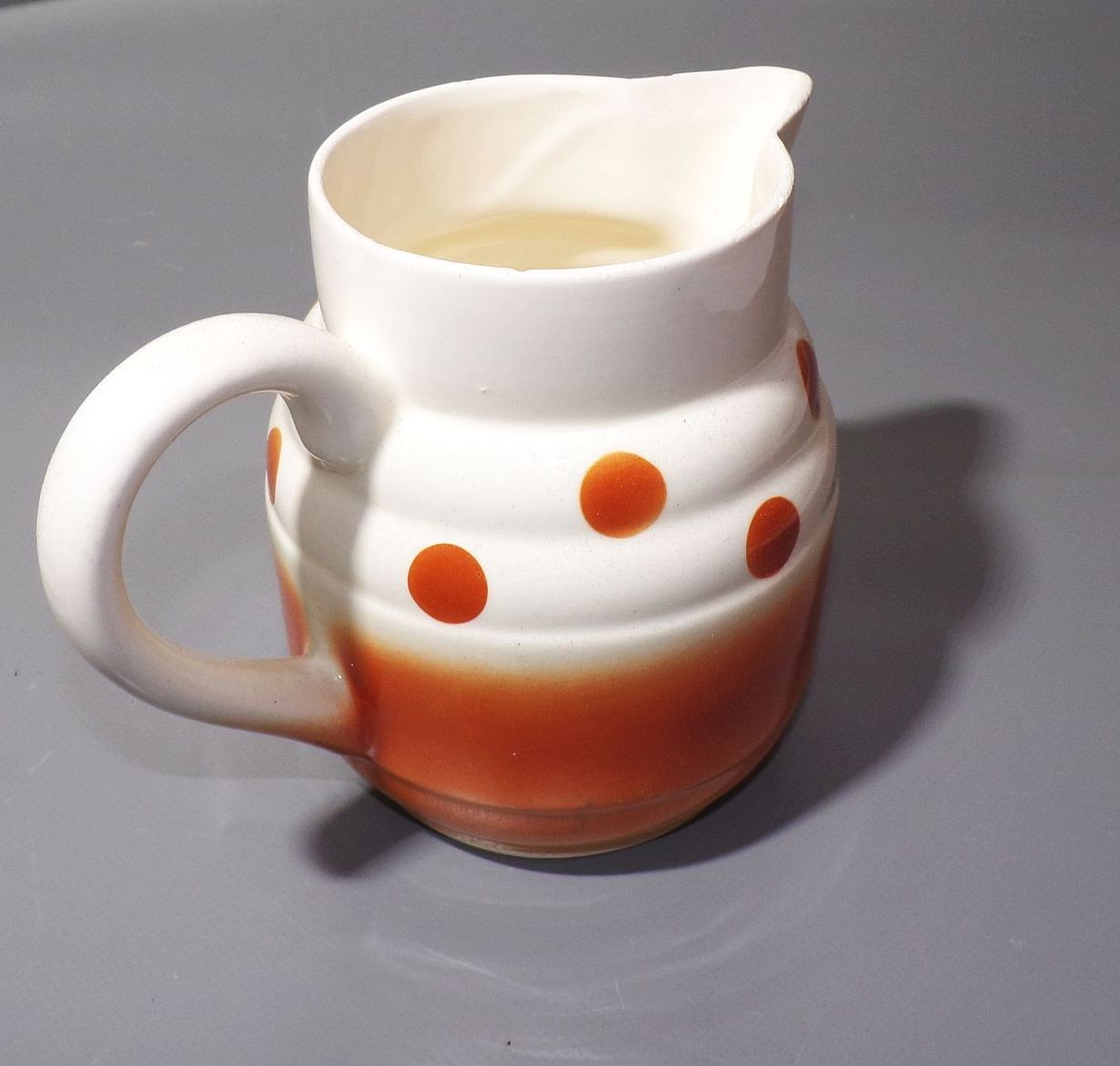 Alter Krug Annaburg Spritzdekor braune Punkte Vintage