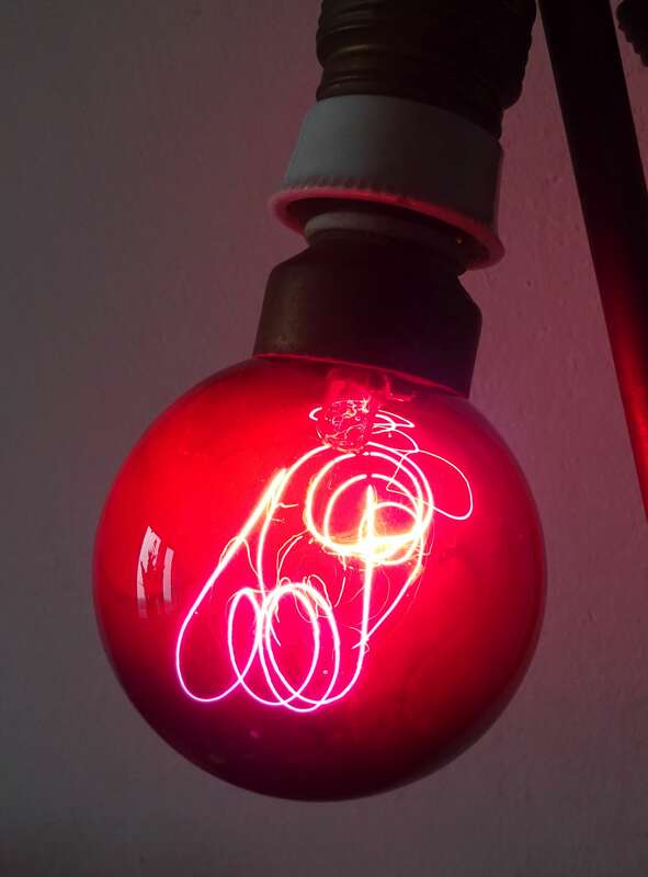 Alte Glühlampe Kugellampe Rot 225 V 100 W toller Kohlfaden Deko Beleuchtung