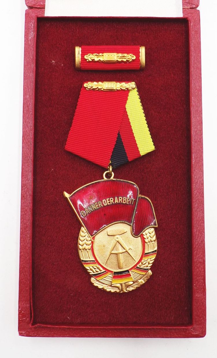 Altes Abzeichen Banner der Arbeit DDR Orden GDR mit Etui 