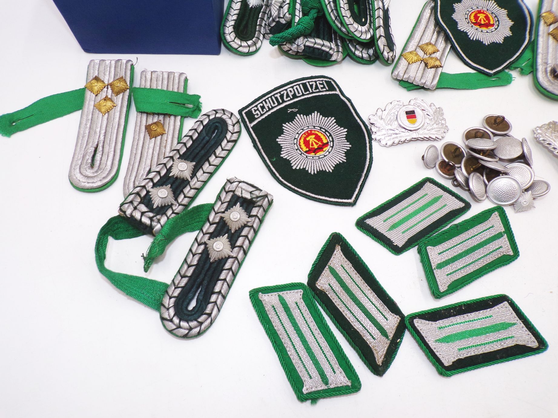 Konvolut Schulterklappen Kragenspiegel DDR Polizei Knöpfe Uniformeffekten Konvolut Schulterklappen Kragenspiegel DDR Polizei Knöpfe Uniformeffekten