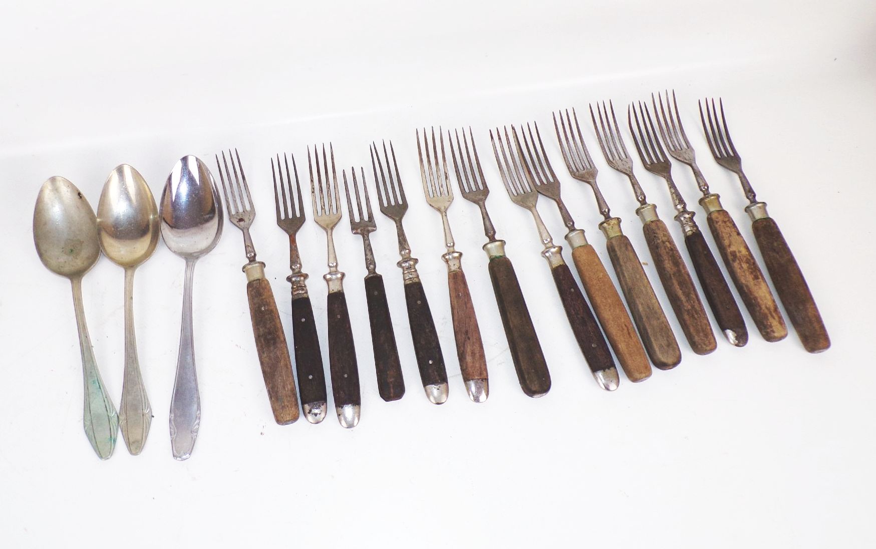 Konvolut altes Besteck Holzgriffe Gabeln Mittelalter Räuber 17 Besteckteile
