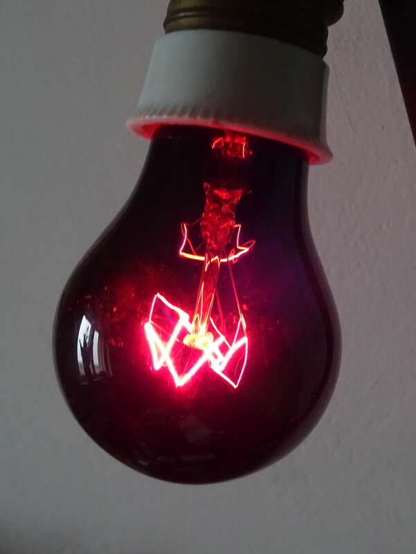 Alte BGW Glühlampe E27 Beleuchtung Rotlicht Rot 220-230 V 15 W DDR 