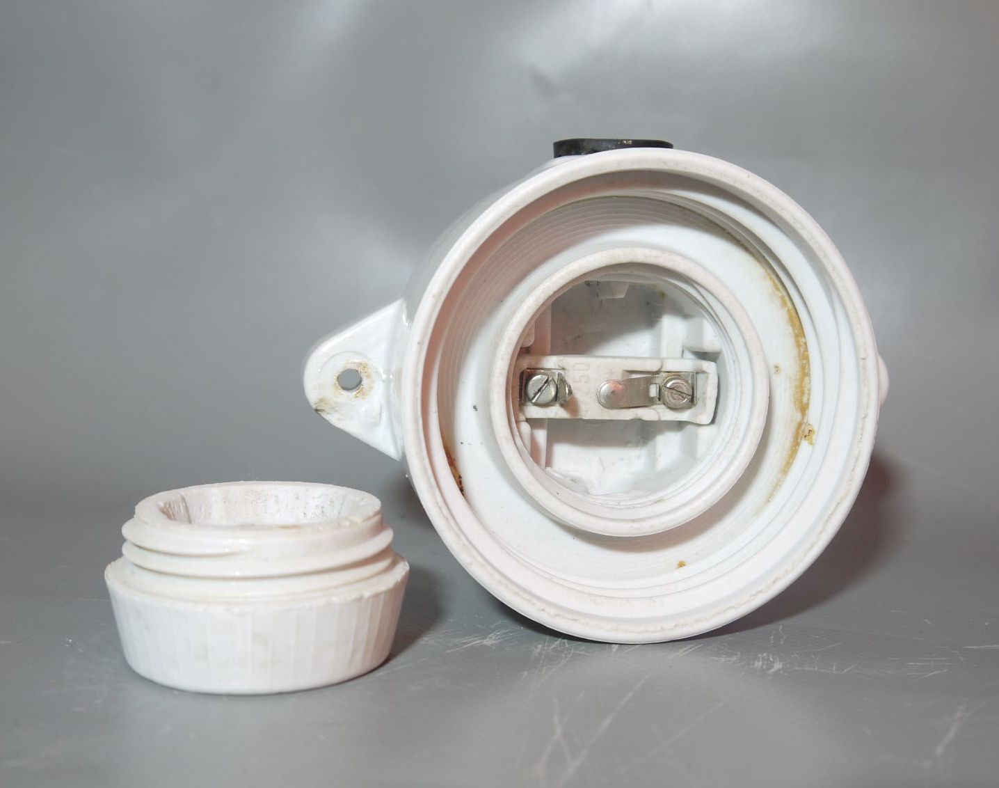 Alte Lampe Glaskugel Leuchte E27 Porzellan Fassung Kellerlampe