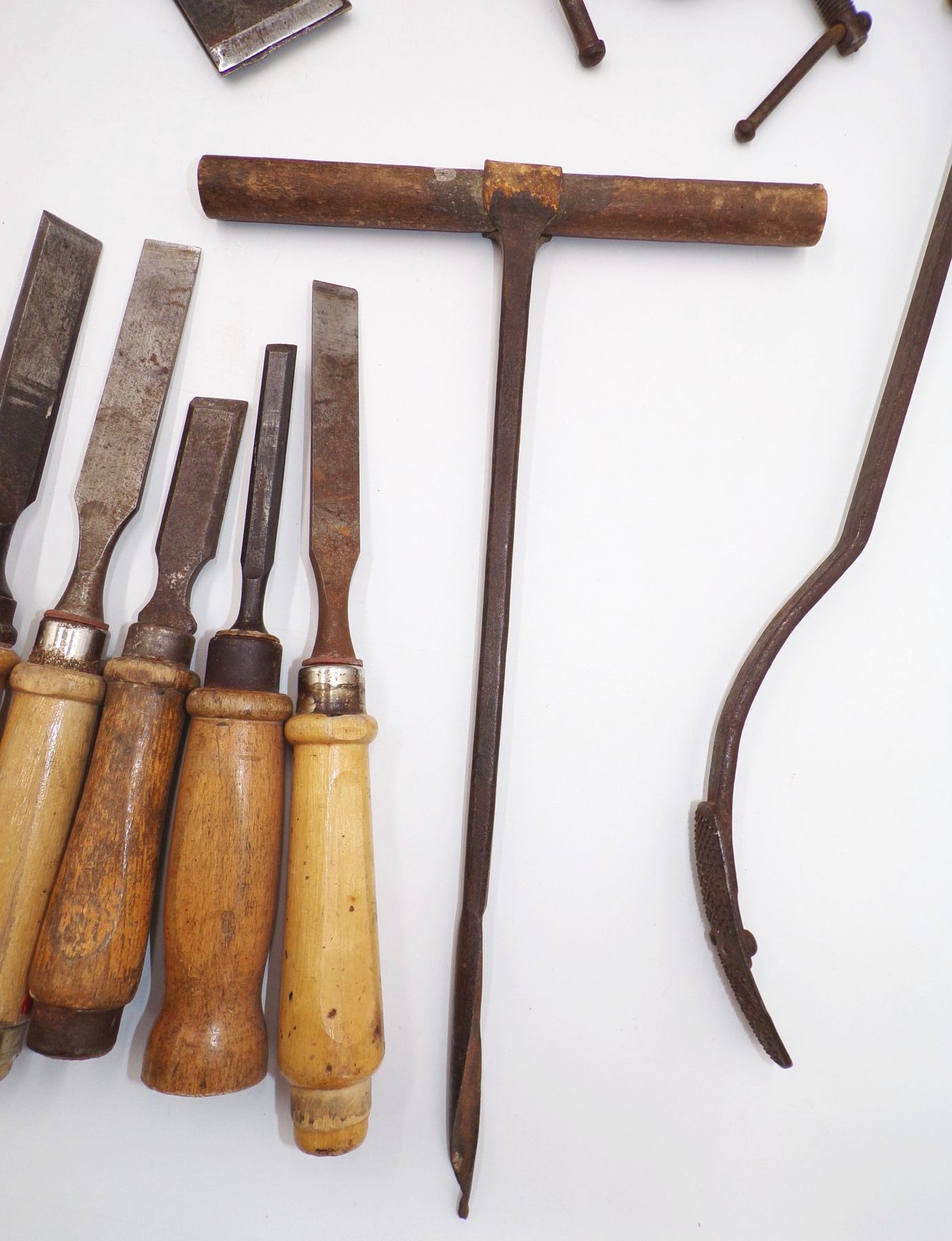 Altes Werkzeug Hobel Schraubstock Säge Bohrer Stemmeisen Tischler Schreiner