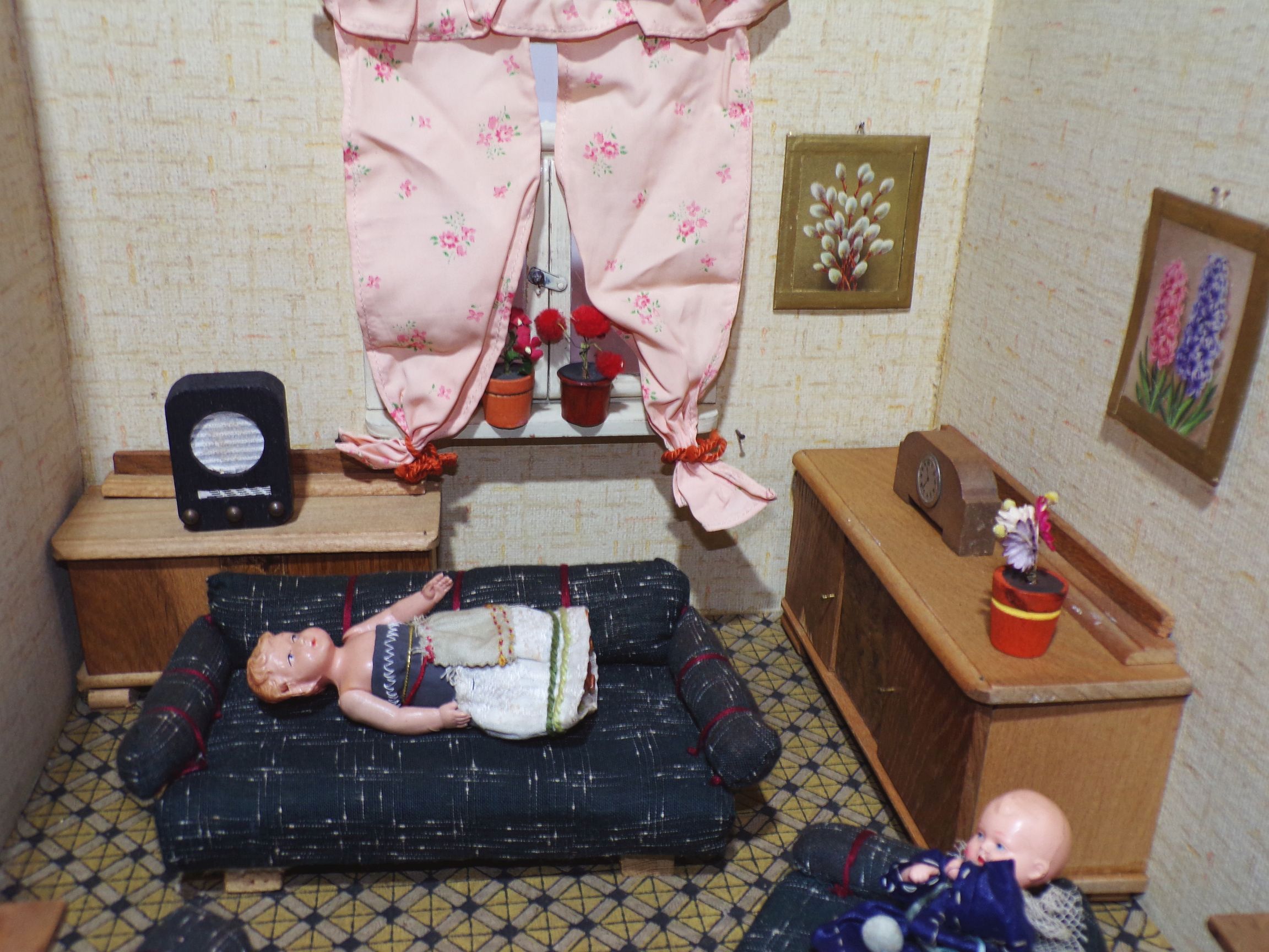 Alte Puppenstube mit viel Zubehör 