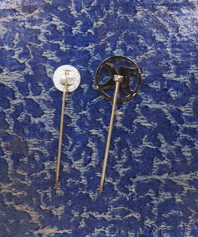 Konsum Pin Anstecker 2 Stück DDR 
