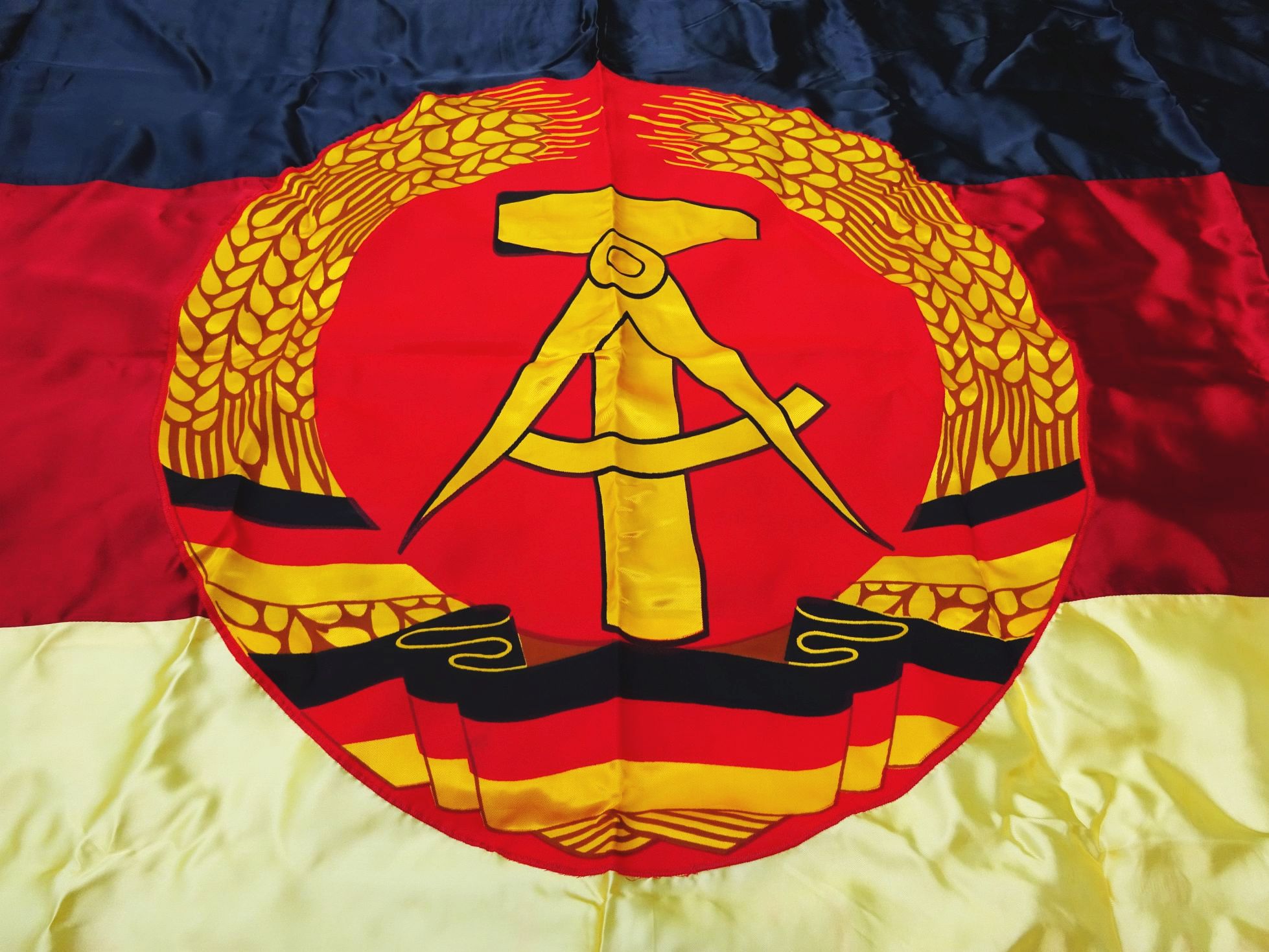 DDR Fahne Seide Ehrenbanner der antiimperialistischen Solidarität DDR Fahne Seide Ehrenbanner der antiimperialistischen Solidarität
