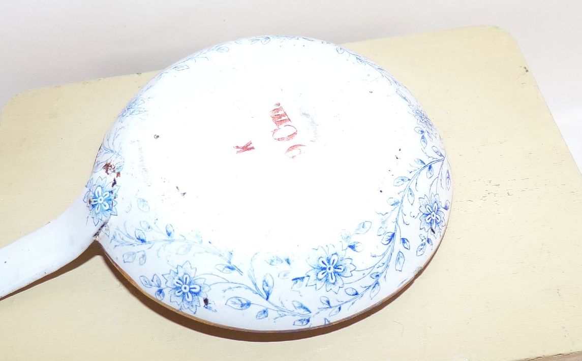 Konvolut Puppenküche Möbel Emaille Geschirr Puppenherd Porzellan 