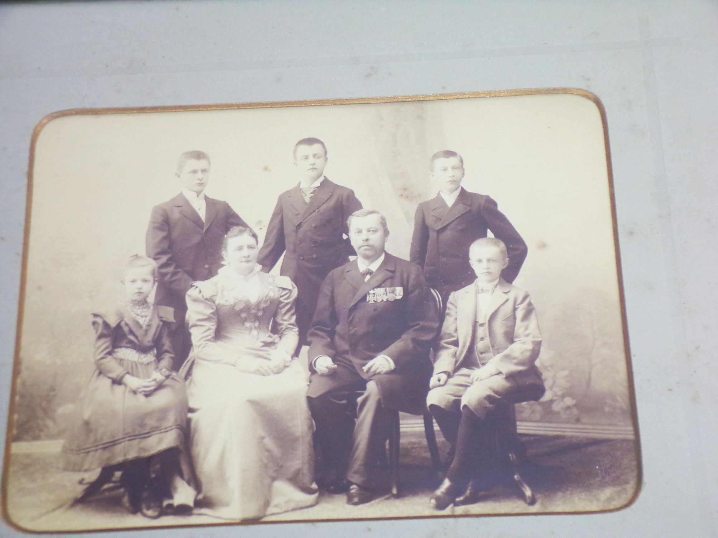 Fotografie Veteran mit großer Ordensspange mit Familie um 1890 Görlitz Bilderrahmen