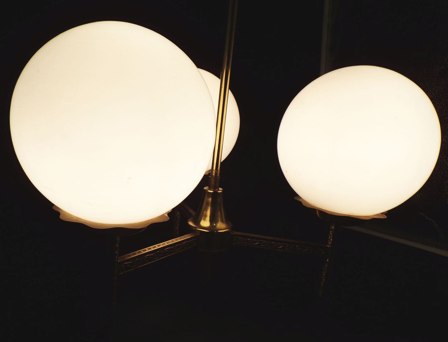 Edle Deckenlampe Kugel Weiß mit Messig 3er Deckenleuchte 