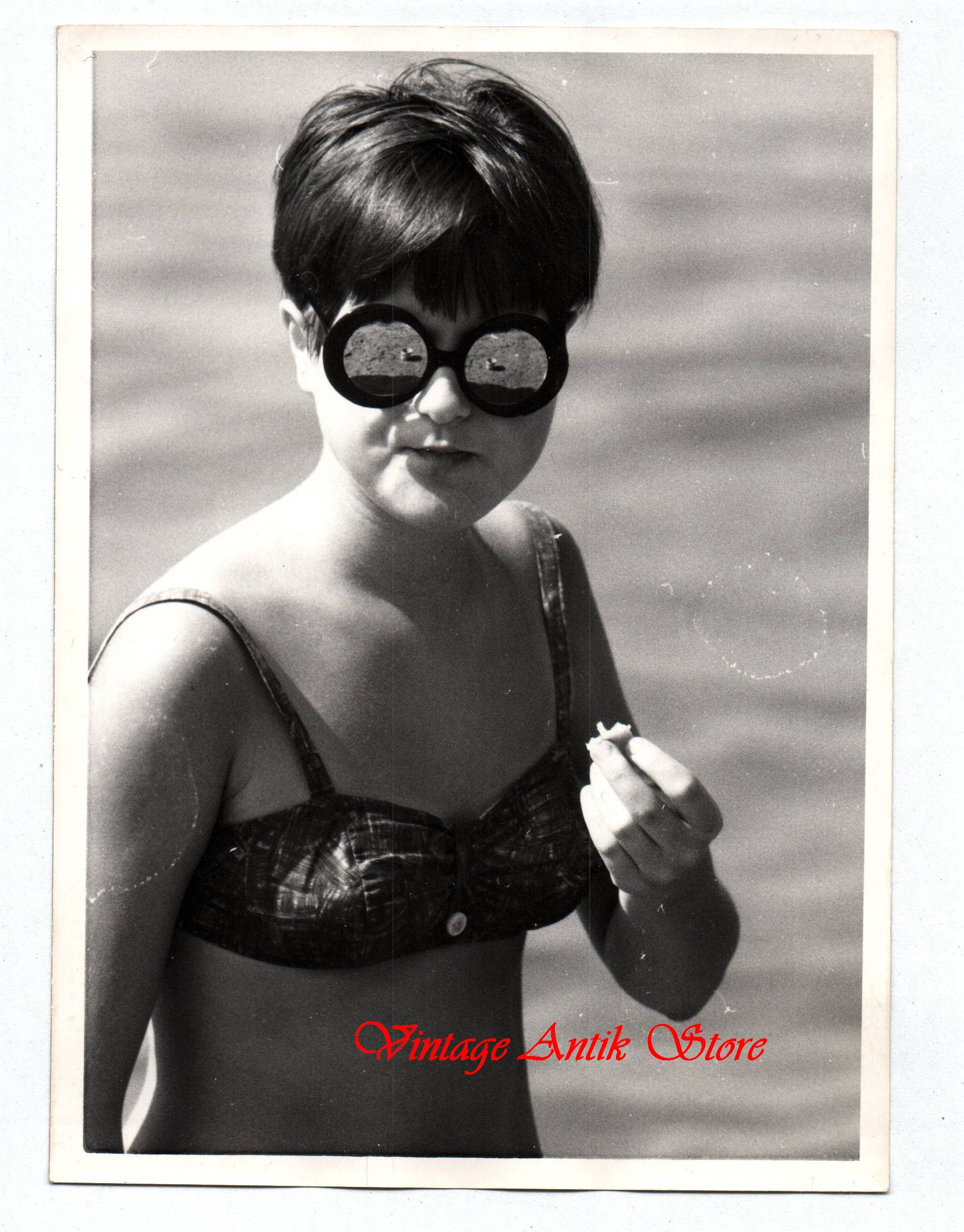 Foto junge Dame mit stylischer Brille Bademode Schnappschuss 1970 er Foto junge Dame mit stylischer Brille Bademode Schnappschuss 1970 er