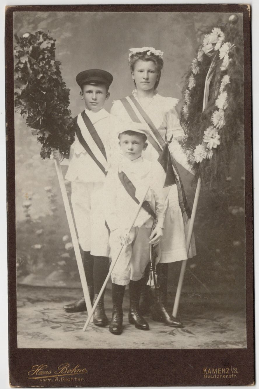 Kabinettfoto geschmückte Kinder um 1900 wohl Forstfest Kamenz 