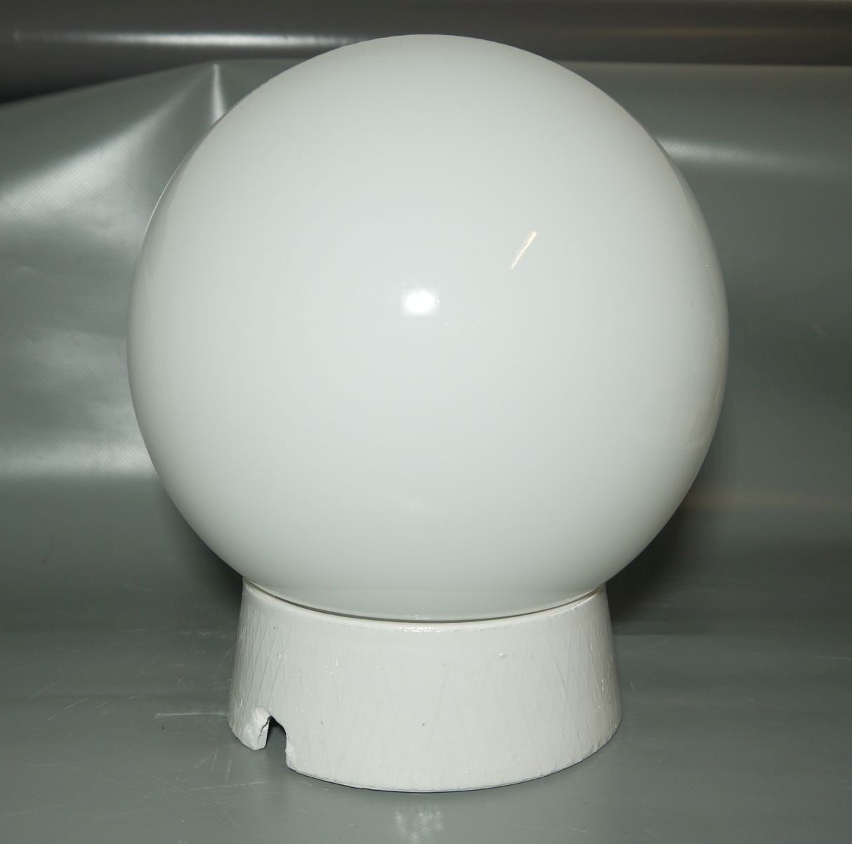 Alte Kugellampe IP41 Lampe Weiß Glas Porzellan Fassung Kellerlampe groß