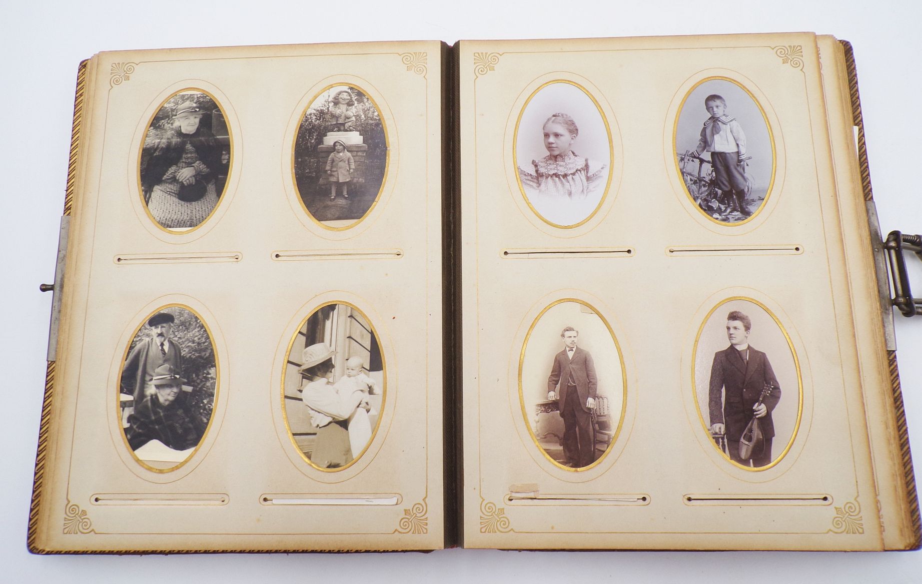 Altes Fotoalbum mit CDV Fotos und Kabinettfotos um 1900 Ledereinband