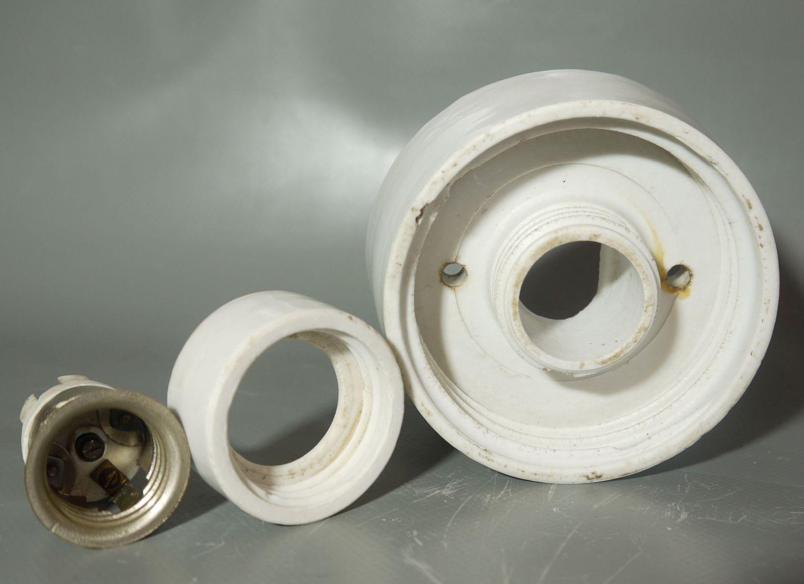 Lampe Glas weiß Porzellan Fassung schräg klein Kellerlampe alte Kugellampe IP41