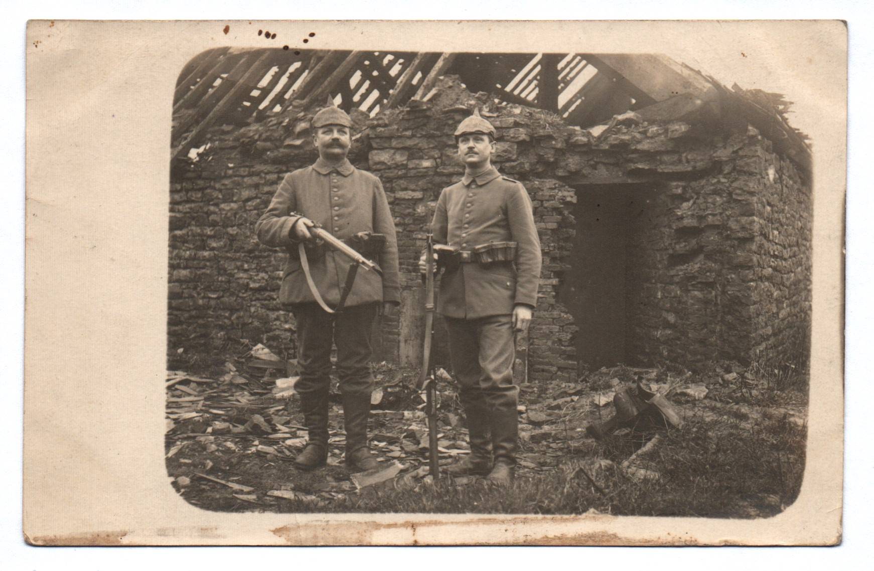 Foto Ak Soldaten mit Pickelhauben 1 Weltkrieg an zerstörten Haus Foto Ak Soldaten mit Pickelhauben 1 Weltkrieg an zerstörten Haus