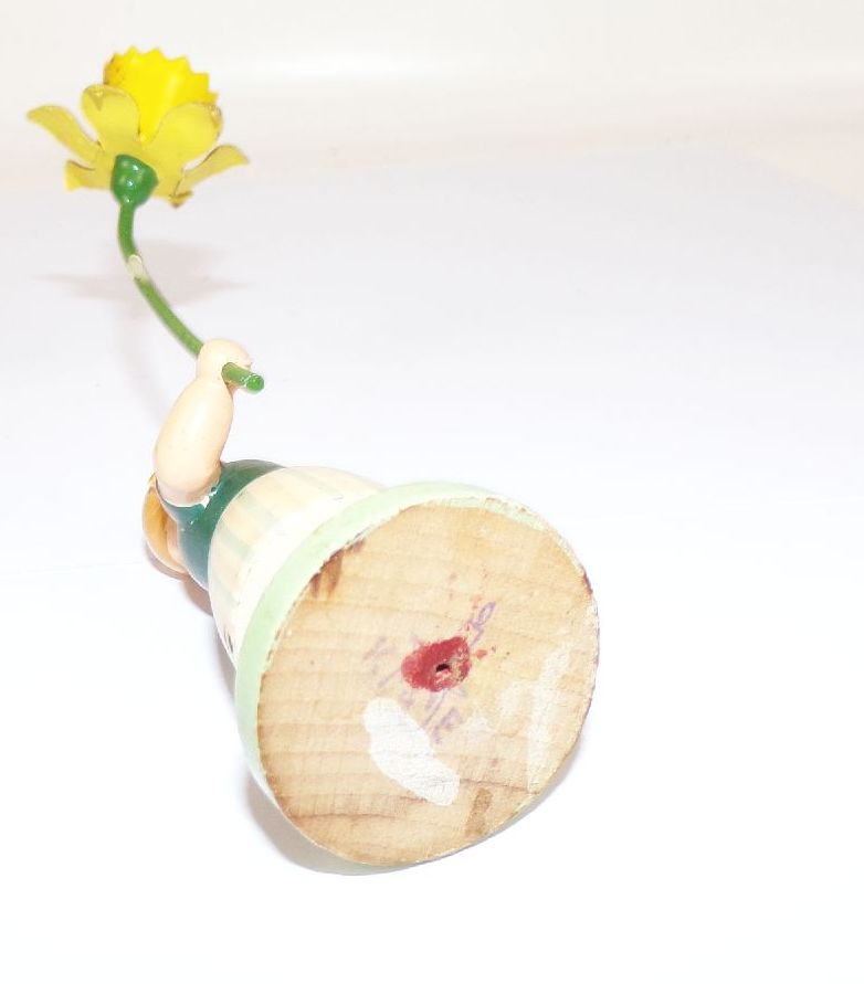 Altes Blumenkind mit Narzisse Osterglocke Erzgebirge