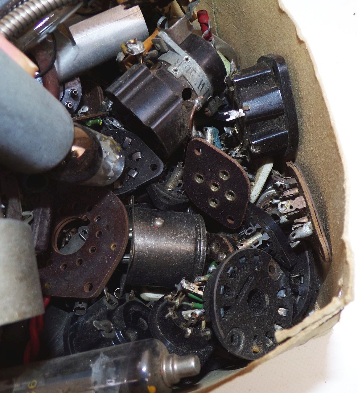 Konvolut Radioröhren Sockel Widerstände Bastlerware 