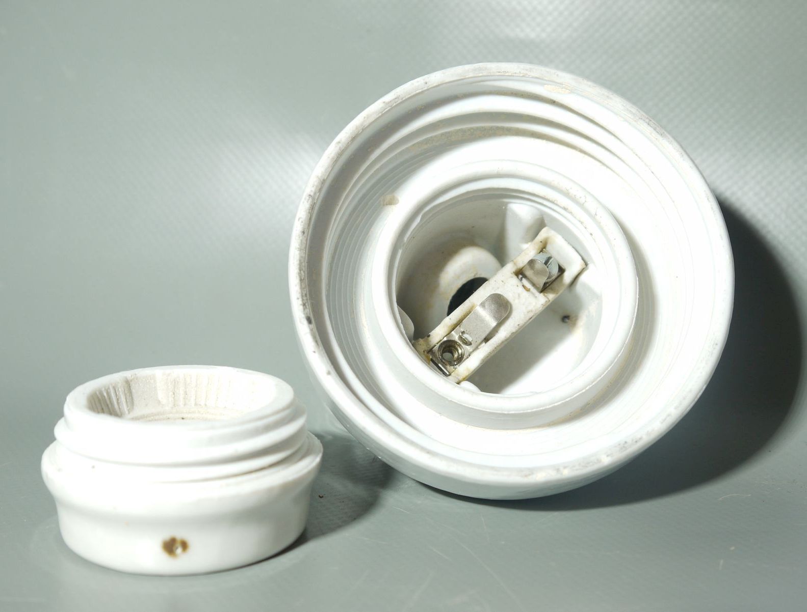 Old Kugelleuchte Fassung schräg Glaskugel weiss vintage