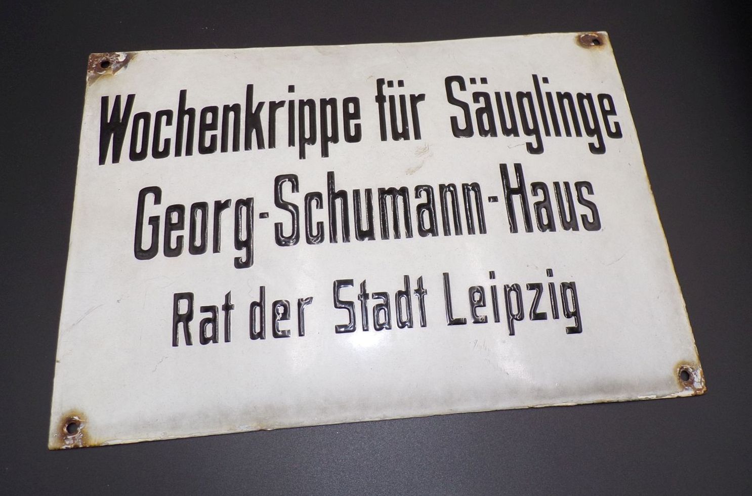 Altes Emailschild Wochenkrippe für Säuglinge Leipzig Schriftschild Deko