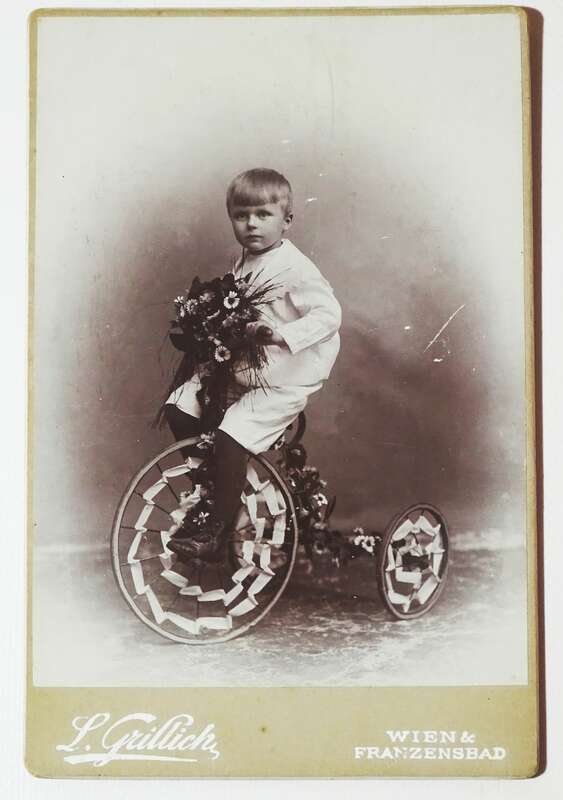 Kabinettfoto kleiner Bube auf Dreirad Hochrad 1900er Wien Franzenbad 
