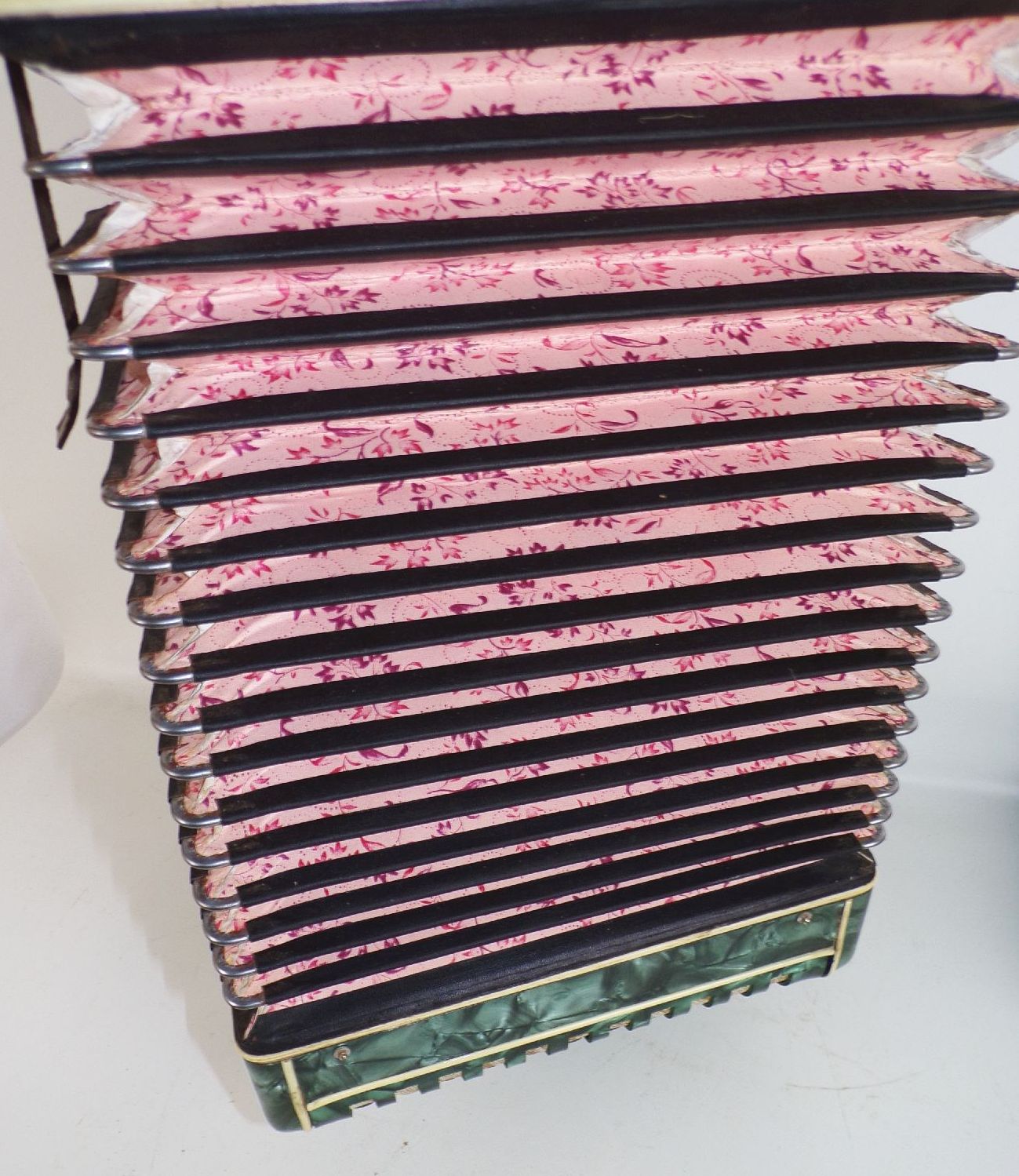 Altes Akkordeon Paul Fischer Klingenthal Originalkarton Altes Akkordeon Paul Fischer Klingenthal Originalkarton