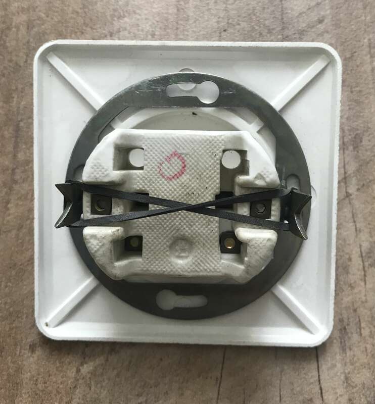 Alte Steckdosen Aufputz Klappe Lichtschalter DDR Verteilerdosen