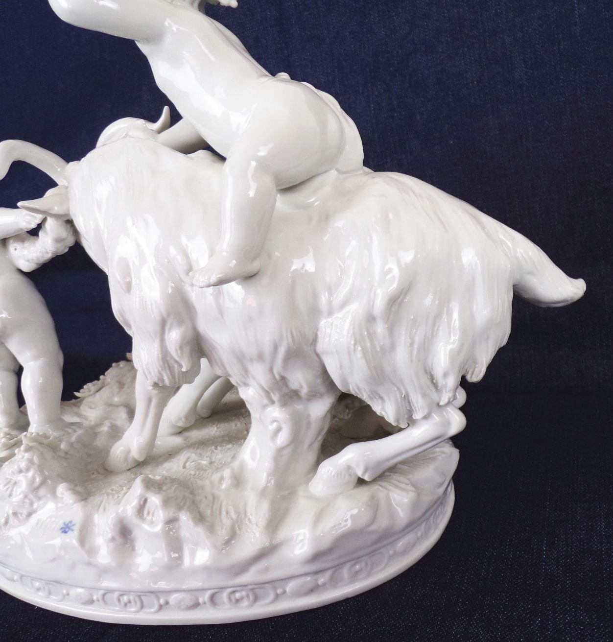 Scheibe Alsbach Porzellanfigur Putto Ziegenbock Wein Bachus Scheibe Alsbach Porzellanfigur Putto Ziegenbock Wein Bachus