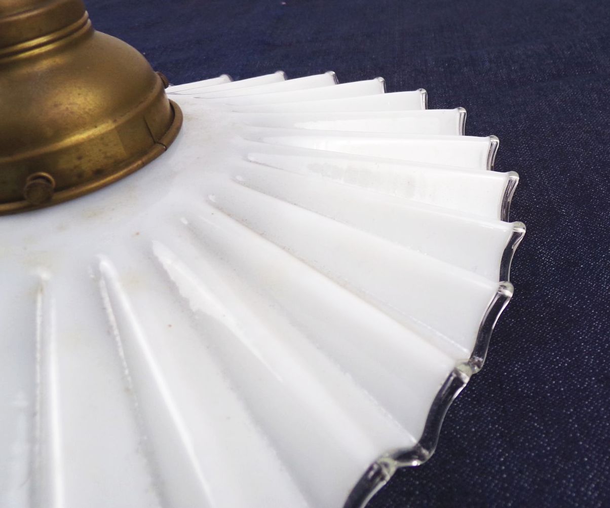 Alte Deckenlampe Glas Messing Wellenform Weiß um 1910 Leuchte 